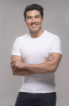 Luis Manzano as 