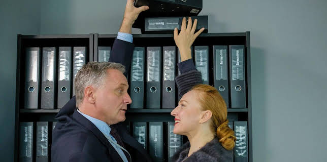 22:30: Vorstadtweiber (S04/E08) | One | 10/30 2025