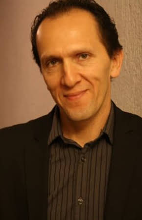 Carlos Aragón as 