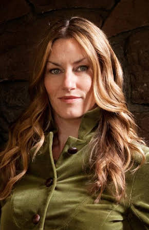 Elyse Saugstad as 