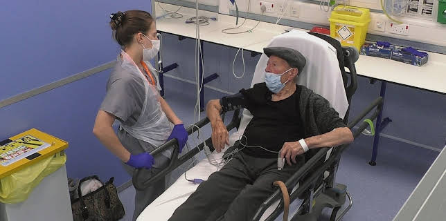 10:50 PM: 24 Hours in A&E | Channel 4 | 12/2 2025