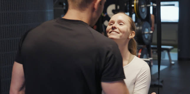 23:45: Gift ved første blikk – Sverige: Hverdag og alvorsprat | NRK 2 | 1/29 2026