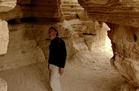 The Naked Archaeologist: The Naked Archaeologist - Season 1, Episode 6 - Fame & Forgery?