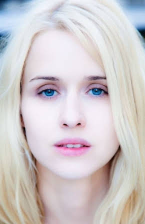 Lisa Henni as 