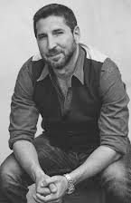 Anthony Tambakis som Director