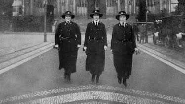 02:10: Beruf: Polizistin | Arte | 4/15 2026