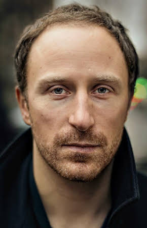 Etienne Guillou-Kervern as Maître de centrale