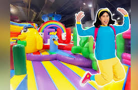 Hey Tenny! Learning Videos and Kids Songs: Tenny Learns Colors at the Bounce Park