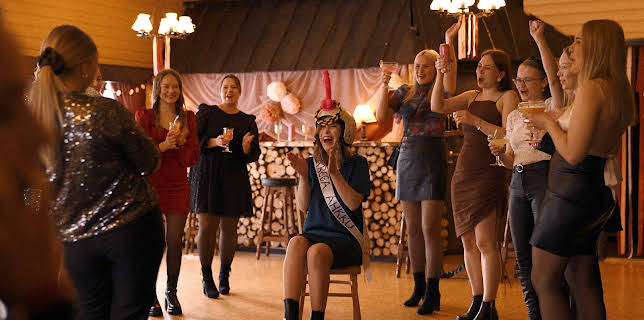 21:45: Heajastallan – Bryllupsfesten: «Jeg har aldri» / «In goassege leat» | NRK 1 | 1/3 2026