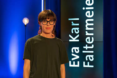 03:45: Eva Karl Faltermeier - Live auf der Bühne! | 3SAT | 10/3 2026