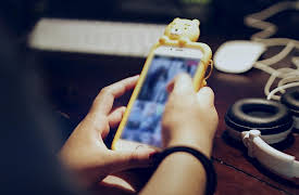 The Whole Story With Anderson Cooper, Season 1: Wired for Trouble