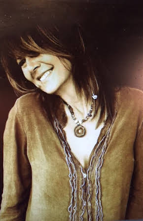 Eva Almos as 