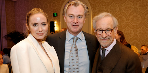 Emily Blunt is in talks to star in Steven Spielberg' UFO film.