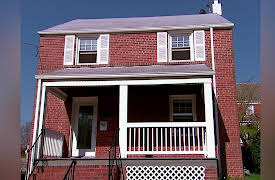 House Hunters: Volume 3: A Row Over a Row Hunt in DC