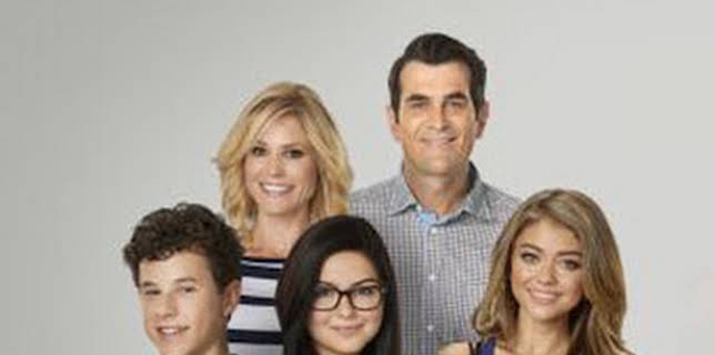 19:09: Modern Family (T6): Ep.7 Ojos que son gays, corazón que sí siente | Comedy Central | 3/4 2026