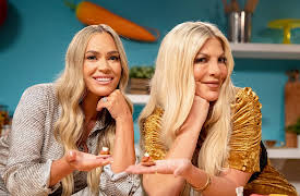 Tiny Kitchen Cook-Off: Tori Spelling & Teddi Mellencamp make Tiny French Toast with Homemade Strawberry Syrup