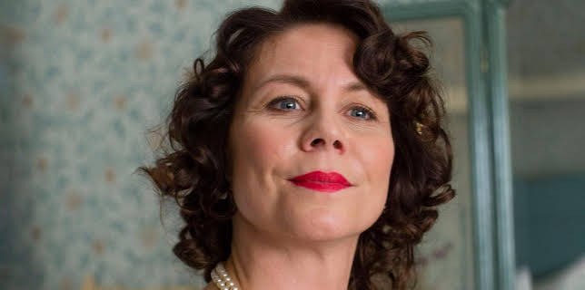 Seaside Hotel (S01/E04)