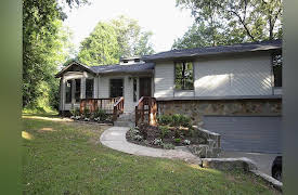 House Hunters: Volume 5, Season 122: Split-Level vs. Craftsman