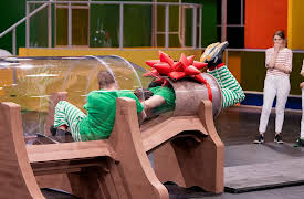 Human vs Hamster, Season 1: Caroling Elves and Christmas Candy Clerks