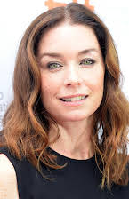 Julianne Nicholson como 