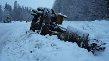 11:00 PM: Ice Road Rescue | Nat Geo Wild | 4/6 2026