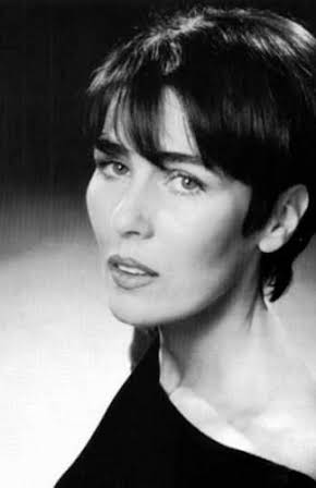 Ioana Pavelescu as 
