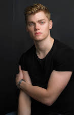 Levi Meaden como 