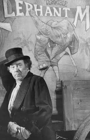 Freddie Jones as 