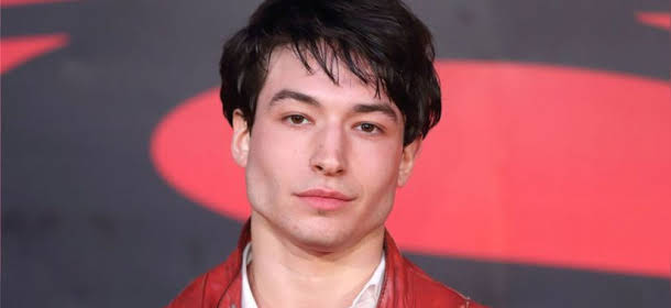 Crece la larga lista de crímenes de Ezra Miller.