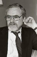 Alan J. Pakula som Director