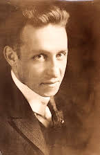 Raymond Hatton como Elderly Man