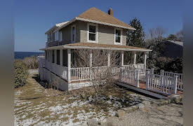 Beach Hunters, Season 1: New England Coastal Home