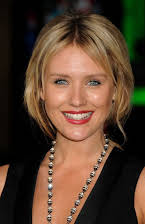 Nicky Whelan como 