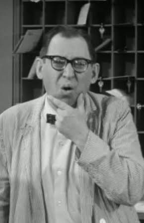 Maurice Brenner as Diner Patron