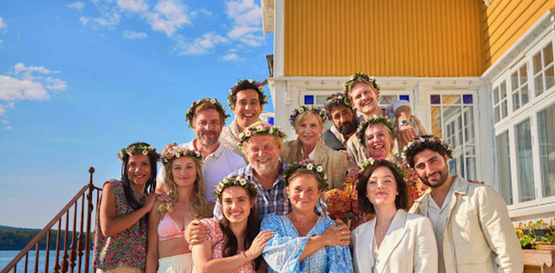 Pernilla August aktuell i nya Netflix-serien "Midsommarnatt"