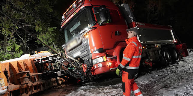 17:00: Ice Road Rescue (S10 E8) (S10) | National Geographic | 11/30 2025