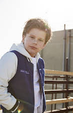 Maxwell Simkins som Caleb