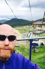 Elliot Kew som Director