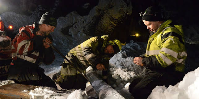 11:00 PM: Ice Road Rescue | Nat Geo Wild | 11/19 2025