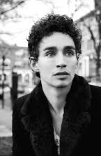Robert Sheehan som 
