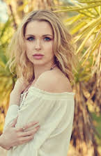 Kirsten Zien som Julie