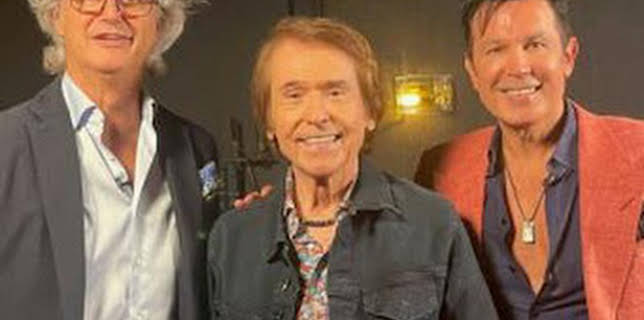 21:10: Show Business TV | 8 tv | 12/20 2025