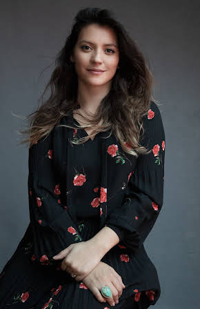 Kaitana Taylor as Girl at Bar