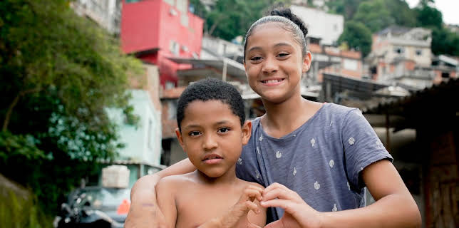 22:55: Tür an Tür mit dem Gangster – Leben in Rios größter Favela | 3SAT | 10/30 2025