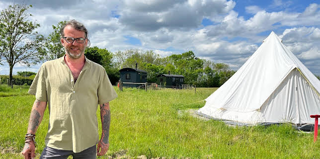 12:00 PM: Four in a Bed | Channel 4 | 1/1 2026