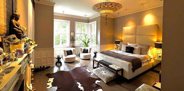 10:00 PM: Britain's Most Expensive Houses | More 4 | 12/17 2025