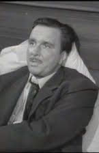 Ian MacDonald como Chief Yellow Eagle