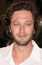 Ebon Moss-Bachrach som 