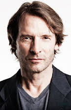 Adrian Hough som Gary