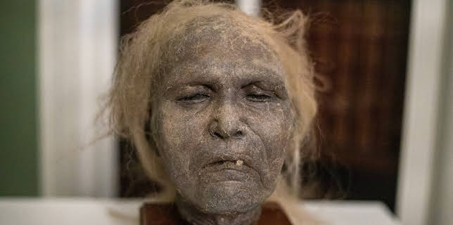 01:00: El museo del terror | DKISS | 11/4 2025